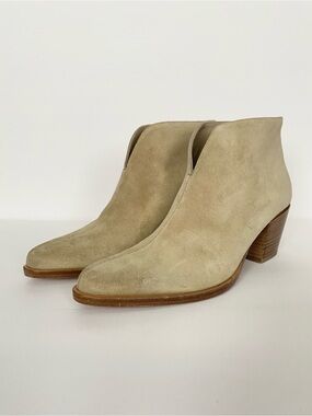 Vince Havana V- Notch Tan Suede Bootie Sz 7.5